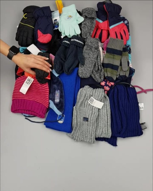 Фотография  453 - Шапки, шарфы, перчатки детские СТОК#3 кг, ЛОТ №2452 оптом в Чебоксарах и Чувашской Республике
