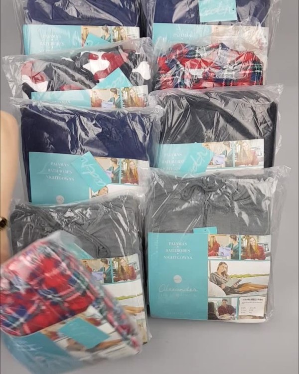 Фотография  931 - Халаты, комбинезоны (семейный) СТОК CAN#10 кг, ЛОТ №4448 оптом в Чебоксарах и Чувашской Республике