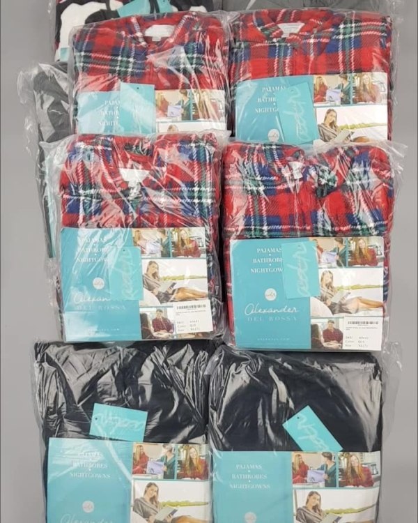 Фотография  779 - Халаты, комбинезоны (семейный) СТОК CAN#10 кг, ЛОТ №4452 оптом в Чебоксарах и Чувашской Республике