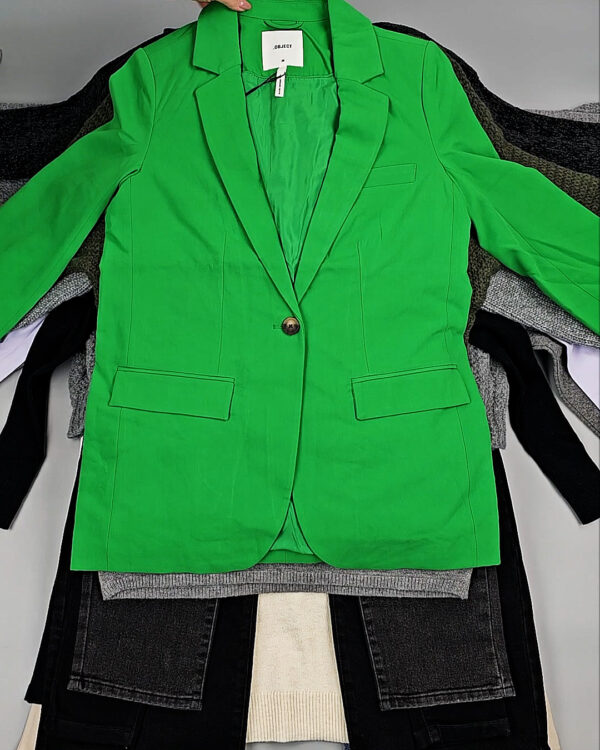 Фотография  957 - Bestseller Winter mix 104#15 кг, ЛОТ № СТ-9526 оптом в Чебоксарах и Чувашской Республике